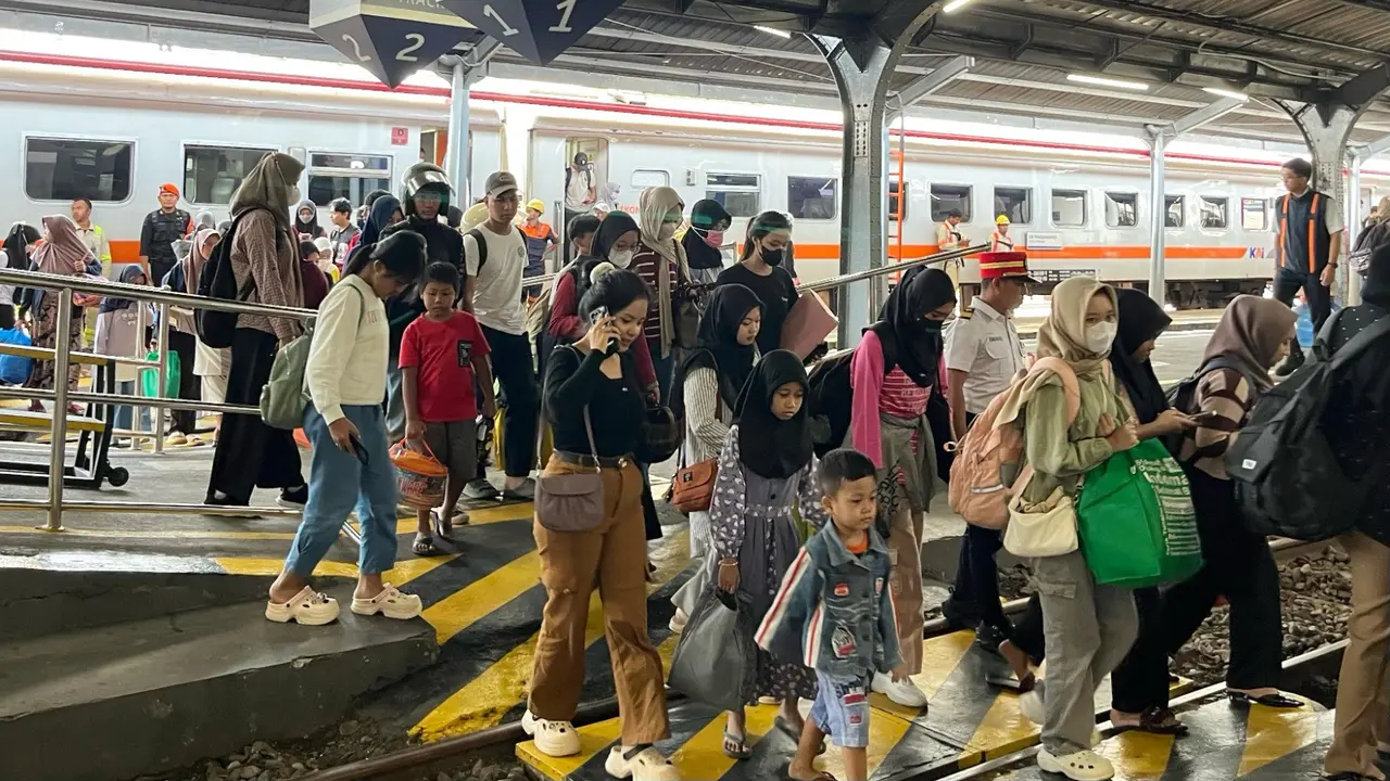 Para penumpang kereta api, turudn dari kereta di Staisun Jember (Istimewa)