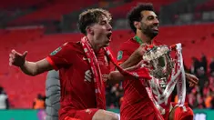 Mohamed Salah kembali berhasil membawa Liverpool merengkuh trofi juara, yakni Carabao Cup 2021/2022, usai mengalahkan Chelsea lewat babak adu penalti yang dramatis. Trofi tersebut menjadi gelar kelima Mo Salah selama hampir lima musimnya di Anfield. (AFP/Justin Tallis)