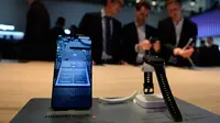 Smartphone Huawei Mate20 dan Huawei Watch GT ditampilkan dalam gelaran Mobile World Congress (MWC) 2019 di Barcelona, Spanyol, Senin (25/2). (Josep LAGO/AFP)