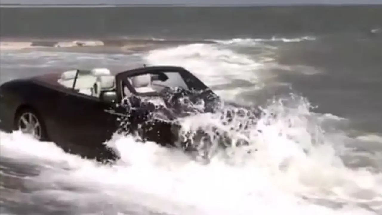 Kebanyakan Duit, Pemilik Mandikan Rolls Royce Pakai Air Laut
