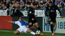 Pemain Real Madrid, Isco berebut bola dengan pemain Leganes, Gabriel Appelt pada partai tunda pekan ke-16 La Liga Spanyol di Estadio Municipal de Butarque, Rabu (21/2). Real Madrid menang 3-1 atas Leganes meski sempat ketinggalan. (AP/Francisco Seco)