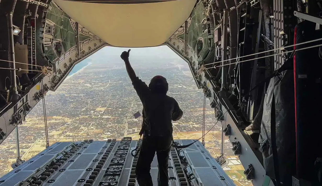 Mereka akan membawa bantuan pangan dengan pesawat lalu menjatuhkannya dengan parasut. (HANDOUT/Kementerian Pertahanan Spanyol/AFP)