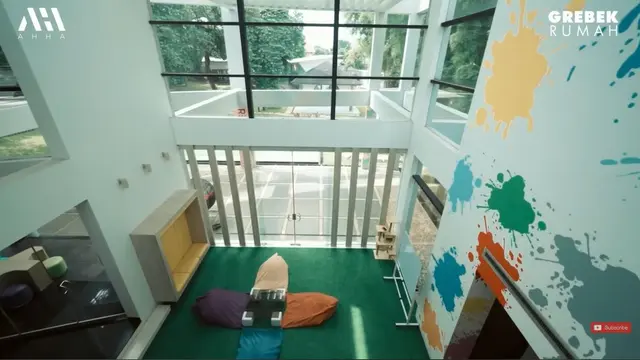 Cinta Laura tunjukkan kantor barunya (YouTube/AH)