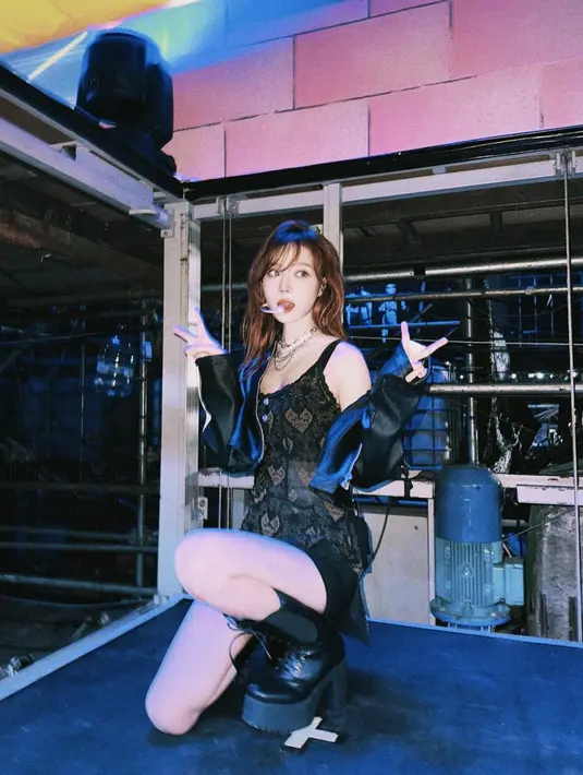 Winter juga tampil dengan gaya fierce dan seksi. Outfit serba hitam cocok dengan karakternya. [Instagram/aespa_official]