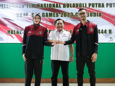 Ketua Umum PP PBVSI, Imam Sudjarwo (tengah) berfoto bersama kapten Timnas Voli Putra Indonesia, Nizar Zulfikar (kanan) dan kapten Timnas Voli Putri Indonesia, Wilda Siti Nurfadilah Sugandi saat acara pelepasan Timnas Voli Indonesia untuk SEA Games 2023 di Padepokan Voli Jenderal Polisi Kunarto, Sentul, Sabtu (29/04/2023). (Bola.com/Bagaskara Lazuardi)