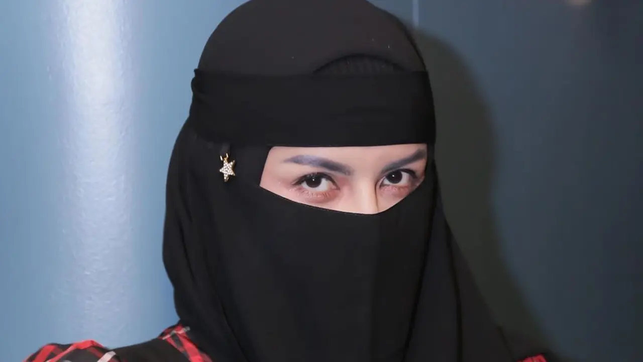 Potret Terbaru Five Vi Rachmawati Kenakan Cadar. (Sumber: Instagram/five_vrachmawati)