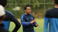 Pelatih Timnas Indonesia U-23, Aji Santoso memberikan instruksi kepada anak didiknya jelang berlatih di lapangan SPH Karawaci Tangerang, (14/5/2014). (Liputan6.com/Helmi Fithriansyah)