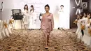Artis Vanessa Angel membawakan busana rancangan Luna Maya saat trunk show kolaborasi antara Victoria Makeup Ateliar dengan Luna Habit di kawasan Senayan, Jakarta, Jumat (18/5). (Liputan6.com/Herman Zakharia)