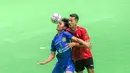 Pemain SMK Nusantara Jakarta (kiri) berusaha mengontrol bola di udara saat melawan SMA 8 Makassar pada laga Grand Final AXIS Nation Cup 2023 di Istora Senayan, Jakarta, Minggu (15/10/2023). (Bola.com/Bagaskara Lazuardi)