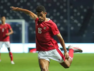 Ricky Kambuaya menjadi salah satu pemain andalan Shin Tae-yong di Piala AFF 2020. Ia tidak tergantikan dan menjadi jenderal lapangan tengah di tim Garuda. Pemain bernomor punggung 15 ini tampil memukau di setiap laga timnas. (Liputan6.com/IG/@pssi)