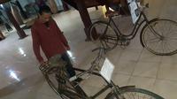 Sepeda Onthel kuno merk Hima masih tersimpan bagus di museum Purbakala Popa Eyato Provinsi Gorontalo.(Arfandi Ibrahim/Liputan6.com)