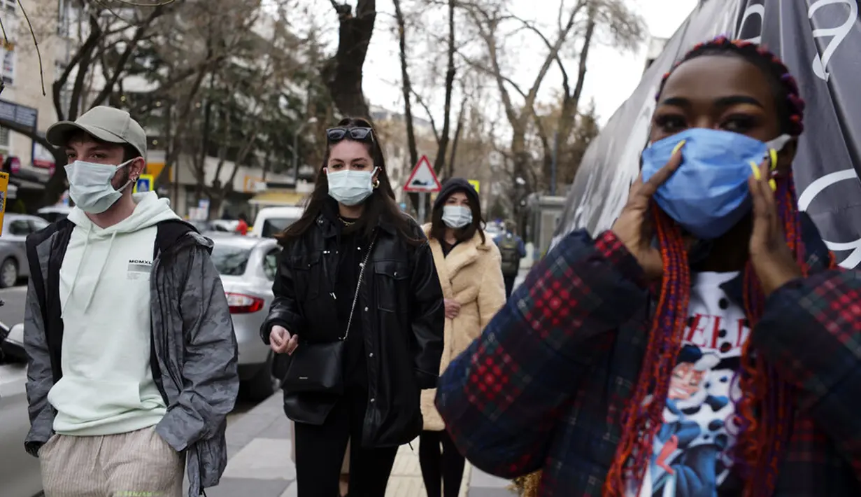Orang-orang yang memakai masker untuk membantu melindungi dari penyebaran COVID-19 berjalan di Ankara, Turki, Senin (29/3/2021). Turki kembali memberlakukan lockdown akhir pekan dan pembatasan selama Ramadan menyusul peningkatan tajam kasus COVID-19. (AP Photo/Burhan Ozbilici)