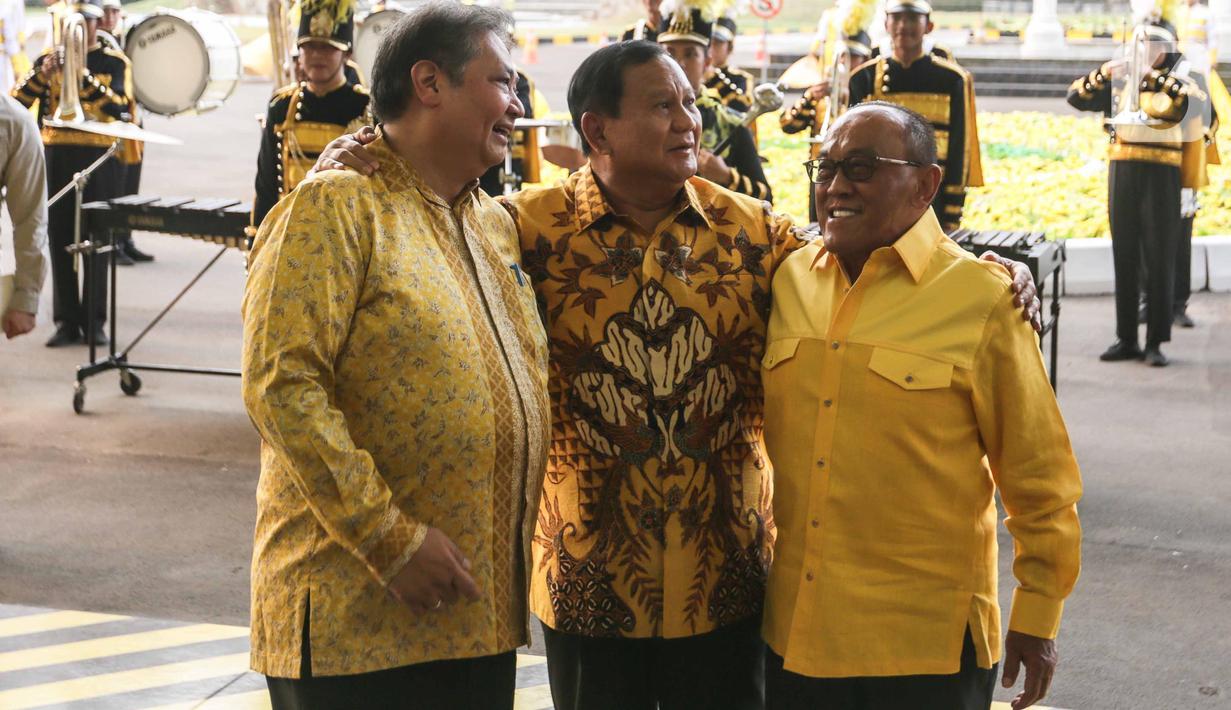 Bakal Calon Presiden yang juga Ketua Umum Partai Gerindra Prabowo Subianto (tengah) merangkul Ketua Umum Partai Golkar Airlangga Hartarto dan Ketua Dewan Pembina Golkar Abu Rizal Bakrie. (Liputan6.com/Faizal Fanani)