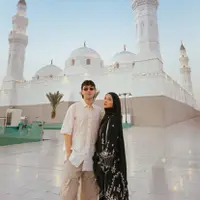 Gaya Stylish Vidi Aldiano dan Sheila Dara saat Umrah. [@vidialdiano]