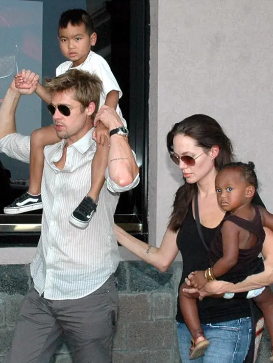 Selama ini Jolie mengatakan ibu kandung Zahara telah meninggal lantaran mengidap AIDS. Mengetahui hal tersebut tentu saja membuat Mantewab sakit hati. Selain itu ia merasa tidak pernah menerima surat adopsi dari Jolie. (doc.dailymail.com)