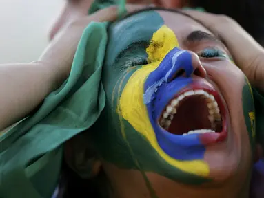 Ekspresi seorang fans usai timnya dikalahkan Jerman 1-7 pada babak semifinal Piala Dunia 2014, Selasa (8/7/14). (REUTERS/Ueslei Marcelino)