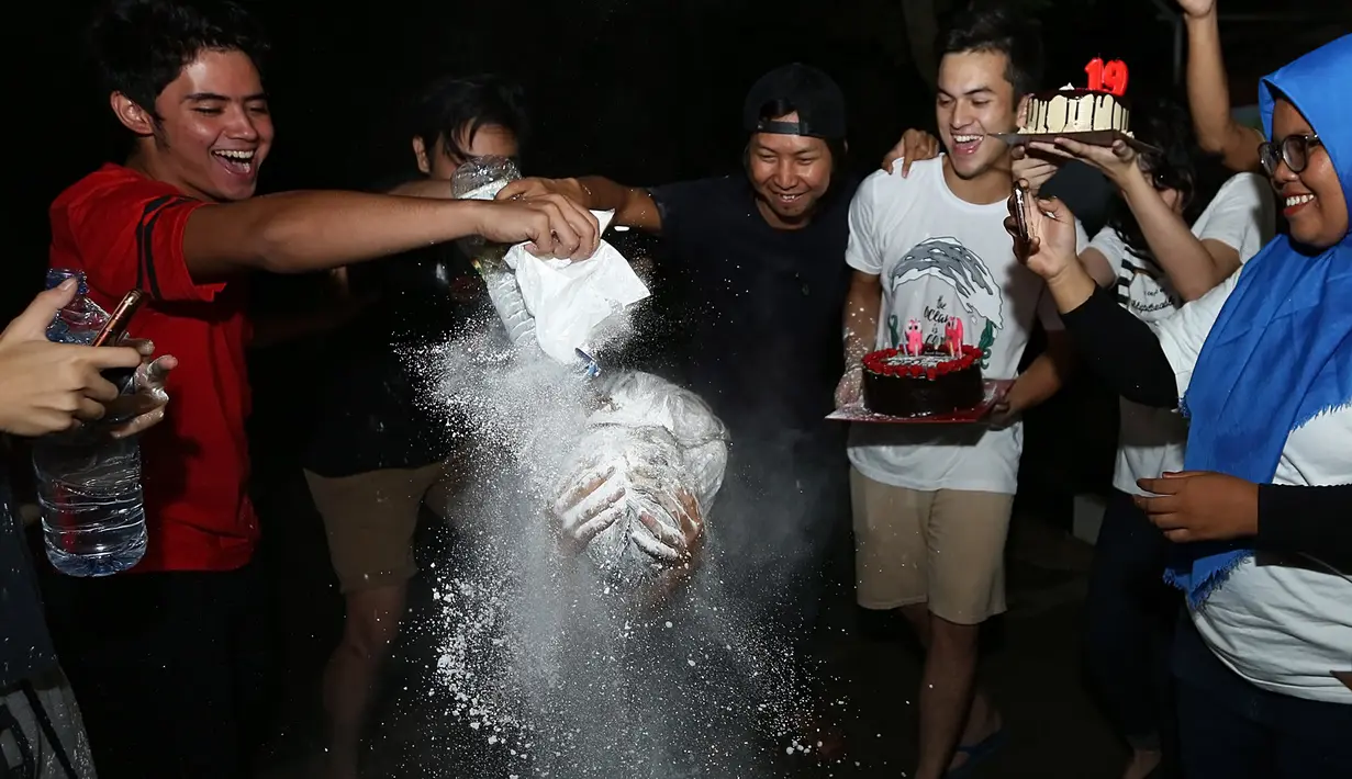Syifa yang kala itu sedang meniup lilin yang ditancap di atas koe ulang tahun pemberian teman-teman dan para fansnya pun tiba-tiba kembali terkejut. Pasalnya, Aliando tiba-tiba datang dan menuangkan terigu di kepala Syifa. (Bambang E.Ros/Bintang.com)