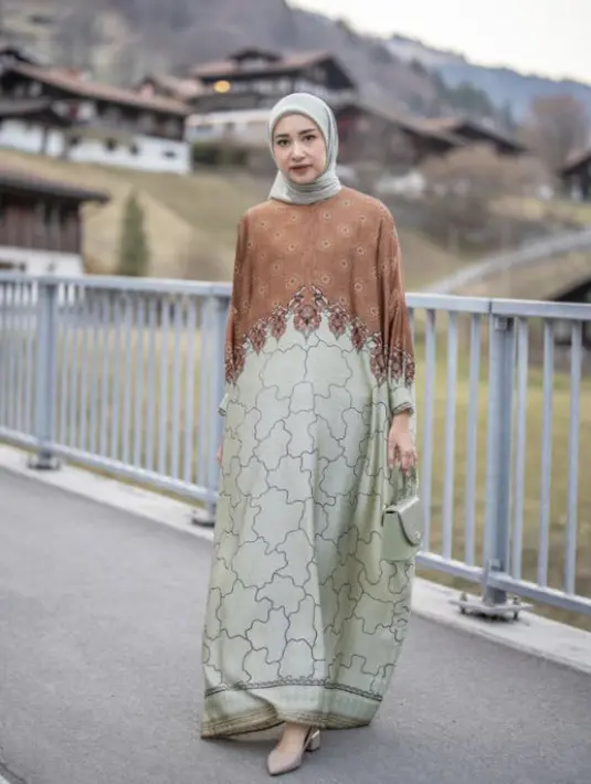 <p>Kaftan masih menjadi primadona untuk dikenakan saat Lebaran. Kali ini bisa mengenakan kaftan dari Heaven Light dengan motif abstrak yang menarik. Credit: Blibli</p>