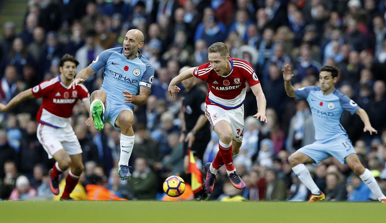 Bek Manchester City, Pablo Zabaleta, berebut bola dengan gelandang Middlesbrough, Adam Forshaw,  pada laga Premier League di Ettihad Stadium, Inggris, Sabtu (5/11/2016). Kedua tim bermain imbang 1-1. (Reuters/Darren Staples) 