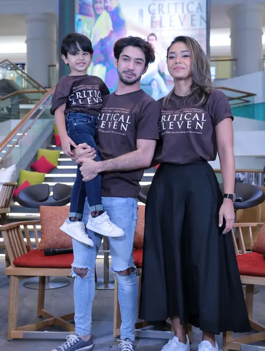 Tidak hanya Reza Rahadian dan Adinia Wirasti yang berperan dalam film Critical Eleven besutan Monty Tiwa dan Robert Ronny. Ada nama Revalina S Temat, Hamish Daud, Aci SUCA 2, Refal Hady dan banyak lagi. (Adrian Putra/Bintang.com)
