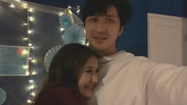 6 Momen Aditya Zoni dan Zoe Jackson Rayakan Anniversary Ke-2, Romantis