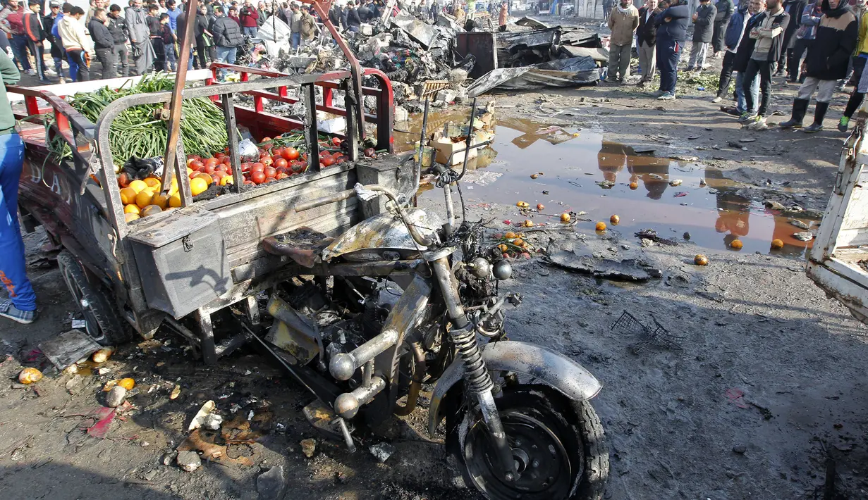Kendaraan untuk membawa sayur rusak akibat ledakan bom di pasar sayur Jumila di Baghdad, Irak (8/1). Pihak kepolisian Baghdad mengatakan, lokasi serangan terjadi di lingkungan yang dihuni oleh para penganut Syiah. (AFP/Sabar Arar)
