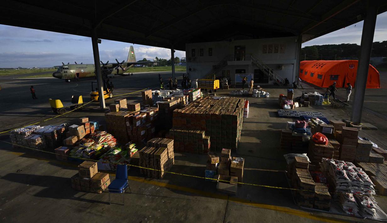 Beragam bantuan mulai dari obat-obatan, makanan bayi, beras, mi instan, biskuit, hingga kebutuhan khusus perempuan dibawa menggunakan sejumlah pesawat, di antaranya Susi Air, CN TNI AL, hingga helikopter MI-17 dan Caracal. Tampak dalam foto, bantuan yang akan dikirimkan ke daerah-daerah terdampak banjir terlihat di Pangkalan Udara (Lanud) Sultan Iskandar Muda di Blang Bintang, Aceh Besar pada Kamis 4 Desember 2025. (CHAIDEER MAHYUDDIN/AFP)