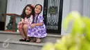 Nicole Rossi yang memerankan Elif (kanan) dan Velove yang menjadi Tasya dalam serial Elif Indonesia saat bermain bersama di sela-sela syuting Elif Indonesia, Sentul, Bogor, (6/2). (Liputan6.com/Gempur M Surya)