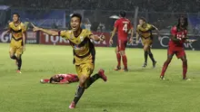 Pemain Mitra Kukar, Yogi Rahadian, merayakan gol kemenangan ke gawang Semen Padang pada laga final Piala Jenderal Sudirman di Stadion Gelora Bung Karno, Minggu (24/1/2016). Mitra Kukar berhasil menjadi juara. (Bola.com/Vitalis Yogi Trisna)
