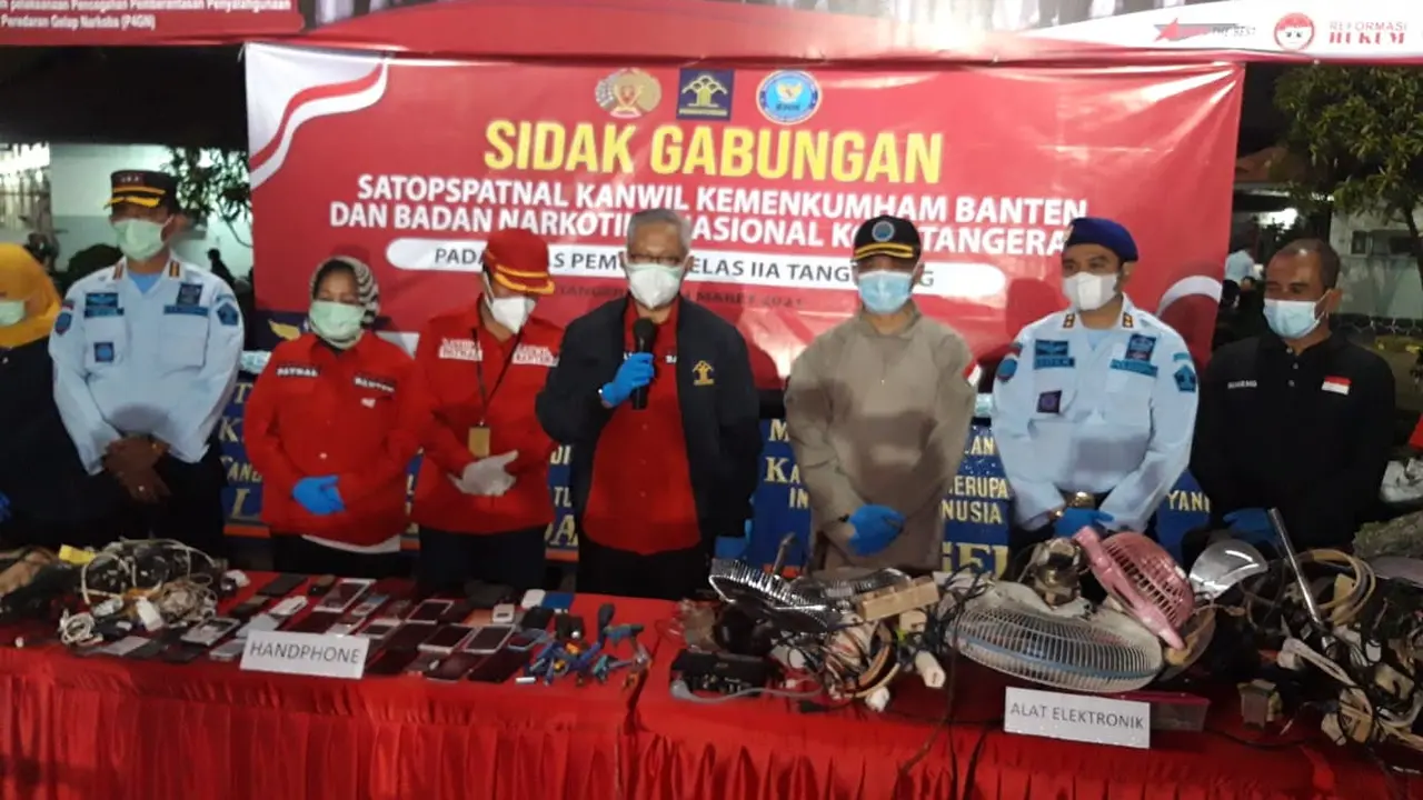 Barang elektronik dan handphone yang ditemukan ketika sidak di Lapas Pemuda Kelas IIA Tangerang