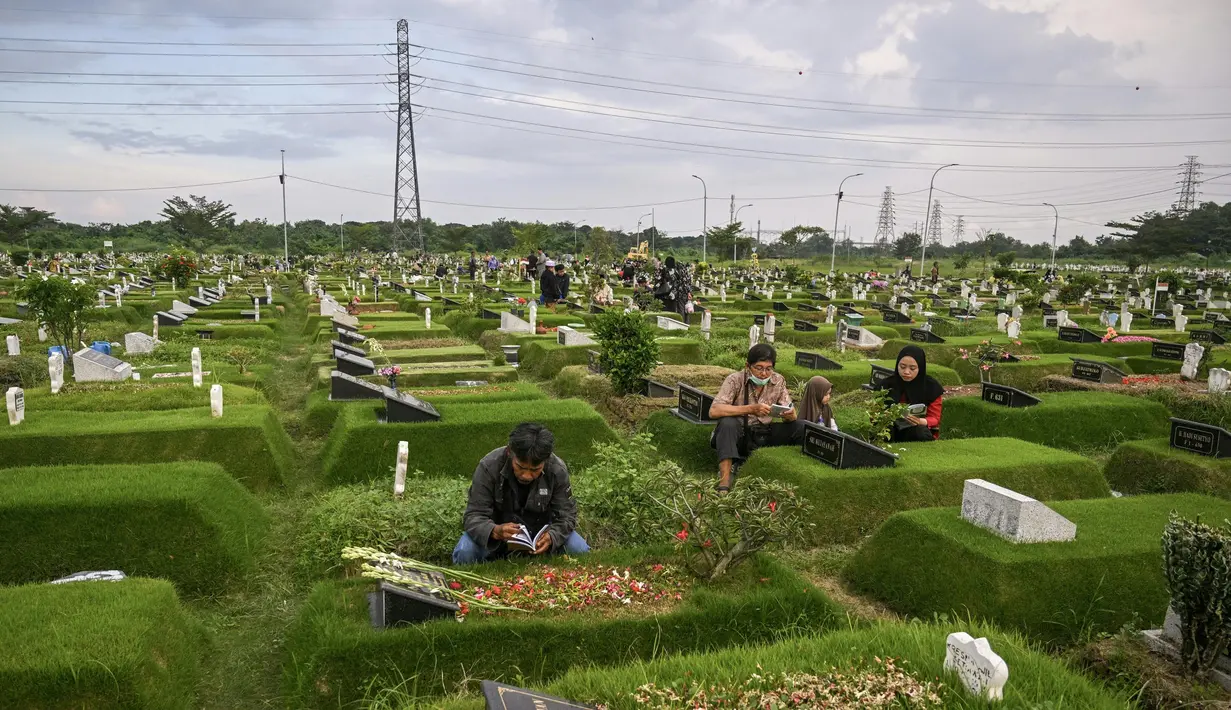 Dalam ajaran Islam, ziarah kubur menjadi momentum positif sebagai pengingat kematian. (JUNI KRISWANTO/AFP)