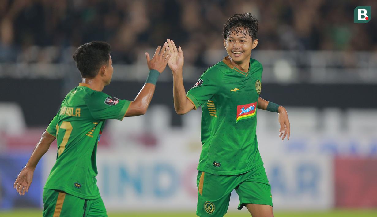 Namun akhirnya PSS Sleman yang berhasil menambah keunggulan pada menit ke-90+7. Umpan silang Todd Rivaldo Ferre berhasil dimanfaatkan dengan baik oleh Riki Dwi Saputro (kanan). (Bola.com/Arief Bagus)