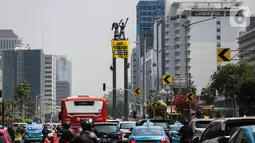 Sejumlah orang membentangkan spanduk di Patung Selamat Datang, Bundaran HI, Jakarta, Rabu (23/10/2019). Para relawan mendesak agar Presiden Joko Widodo yang baru dilantik untuk ikut serta menjaga alam dan lingkungan Indonesia. (Liputan6.com/Faizal Fanani)