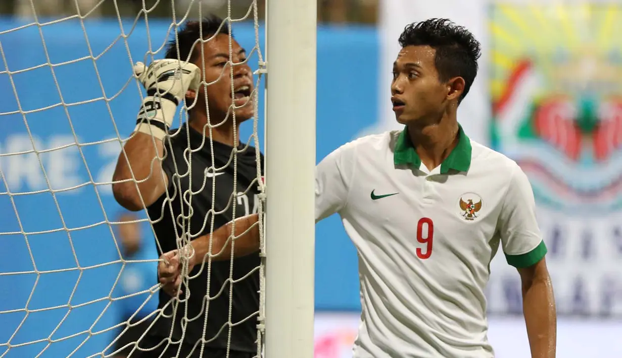 Ritual Muchlis Hadi Ning Syaifulloh menggoyang-goyangkan jala gawang lawan sebelum tendangan penjuru atau tendangan bebas. (Bola.com/Arief Bagus)
