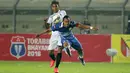 Pemain Persib Bandung, Atep menghalau bola dari hadangan Bali United  pada laga semifinal Torabika Bhayangkara Cup 2016 di Stadion Si Jalak Harupat, Bandung, Rabu (30/3/2016). (Bola.com/NIcklas Hanoatubun)