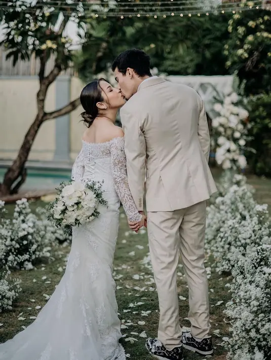 Melihat lagi potret pernikahan Jennifer Coppen dan Dali Wassink yang simpel, namun penuh makna. Jennifer tampil cantik dengan off-the-shoulder white dress dengan train yang menjuntai hingga ke lantai, sedangkan Dali Wassink tampil gentleman dengan setelan jas dan celana panjangnya yang berwarna cokelat muda. [Foto: Instagram/jennifercoppenreal20]