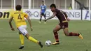 Bek PSM Makassar, Asnawi Mangkualam, berusaha melewati pemain Kaya FC-Iloilo, Masanari Omura, pada laga penyisihan Grup H Piala AFC di Stadion Madya, Jakarta, Selasa (10/3/2020). Kedua tim bermain imbang 1-1. (Bola.com/M Iqbal Ichsan)