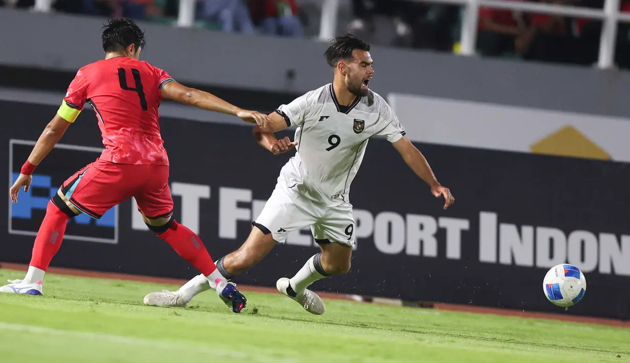 Timnas Indonesia U-23 pun dipastikan gagal melaju ke putaran final di Arab Saudi, Januari mendatang. (Bola.com/Abdul Aziz)