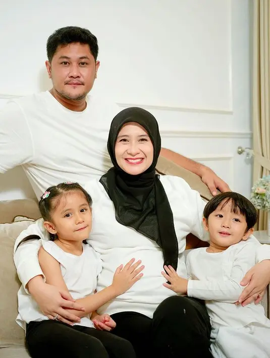 Kini, perempuan dua orang anak itu telah hamil usia 17 minggu. Membagikan potret bersama dua anaknya, pemeran Kokom  dalam sinetron Dunia Terbalik itu menceritakan kehamilan anak ketiganya. [Instagram/ryana_dea]