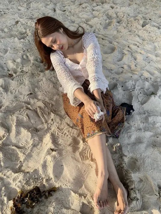 Kamu dapat terlihat anggun ketika memadu padankan kebaya brukat dan kain batik kesayanganmu seperti Nadin Amizah, lho. (instagram/cakecaine)