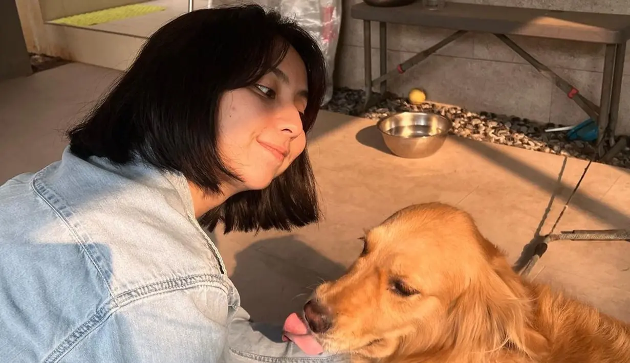 Bergaya dengan rambut pendek, pesona pemilik nama Clairine Christabel ini juga makin terpancar. Istri Joshua Suherman ini tetap terlihat menggemaskan walaupun kini statusnya sudah menjadi seorang istri. Ia kerap memamerkan rambut bob sebahunya itu, salah satunya saat bermain dengan anjing peliharaannya. (Liputan6.com/IG/@clairineclay)