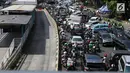 Kondisi lalu lintas semrawut saat penutupan ruas Jalan Veteran akibat adanya sidang sengketa Pilpres 2019 di Gedung Mahkamah Konstitusi (MK), Jakarta, Selasa (18/6/2019). Penutupan Jalan Veteran mengakibatkan kemacetan lalu lintas di sekitar kawasan tersebut. (Liputan6.com/JohanTallo)
