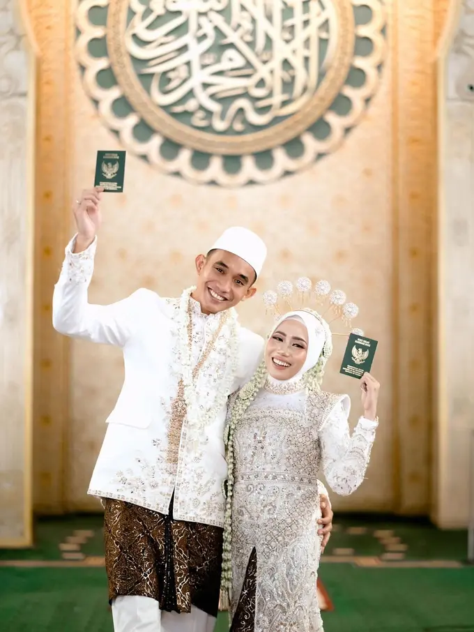 Potret Rizky Ridho dan Sendy Aulia Resmi Menikah, Tampil Serasi dalam Busana Adat Jawa yang Elegan