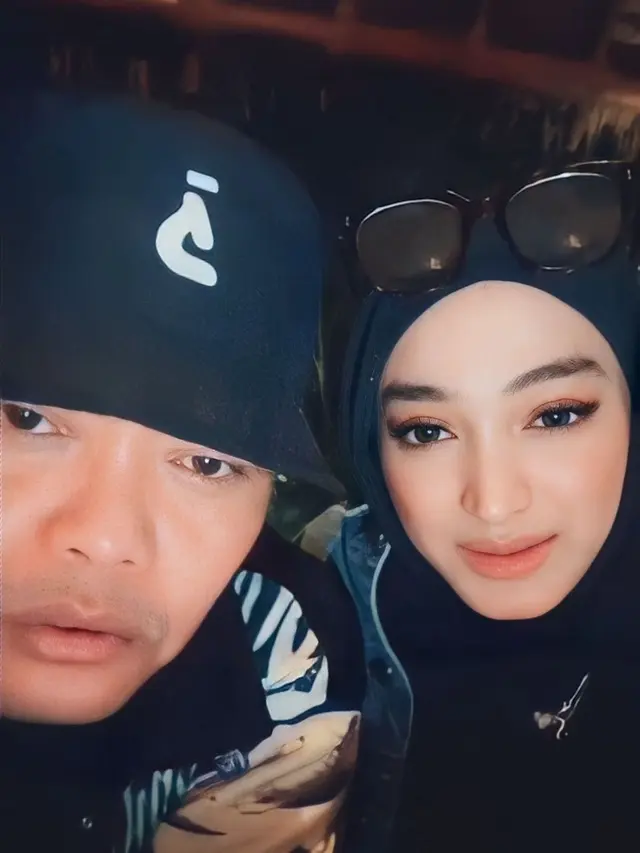 Terpaut 21 Tahun, Ini 6 Gaya Pacaran Sule dan Santyka Pakai Baju Senada