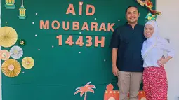 Sinta dan suami telah menikah kurang lebih sekitar tahun 2013 lalu. Setelah menikah, Sinta menetap di New Caledonia, Prancis bersama suaminya. Pada momen lebaran tahun 2022 kemarin, Sinta dan suami tak bisa mudik ke Indonesia. Mereka pun merayakan lebaran di Prancis dengan sederhana. (Liputan6.com/IG/@sisisinta)