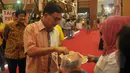 Menteri Agraria dan Tata Ruang Ferry Mursyidan Baldan mencicipi hasil olahan salah satu peserta pameran saat meninjau Agrinex Expo ke-9 di JCC, Jakarta, Sabtu (21/3/2015). (Liputan6.com/Johan Tallo)