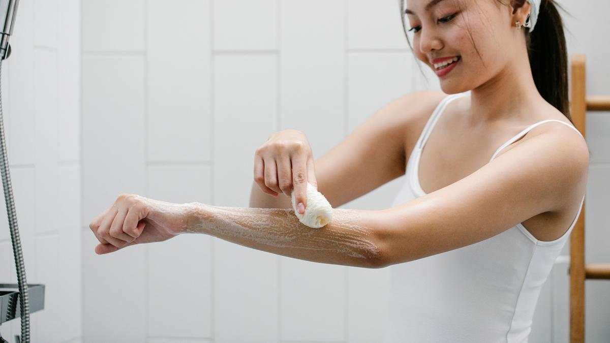 Rutinitas Body Care untuk Menjaga Kulit Tubuh Selalu Cerah dan Lembap