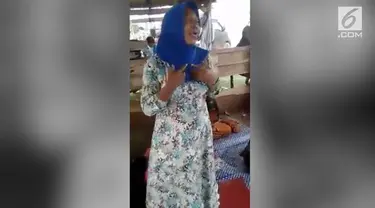 Beredar di media sosial seorang nenek yang menyanyikan lagu India.