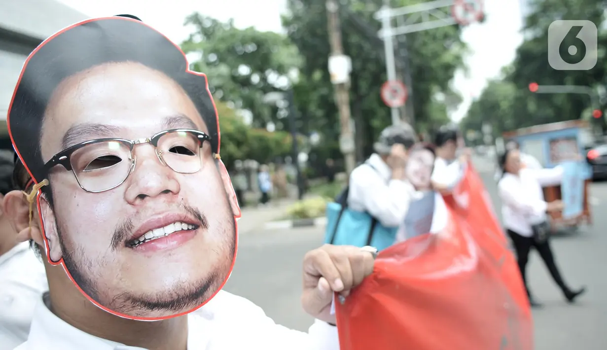 Massa yang tergabung dalam Aliansi Masyarakat Untuk Transparansi mengenakan topeng William Aditya saat aksi damai di Gedung DPRD DKI Jakarta, Rabu (4/12/2019). Mereka menuntut Badan Kehormatan DPRD DKI Jakarta menghormati serta mendukung anggota DPRD dari fraksi PSI itu (merdeka.com/Iqbal S Nugroho)