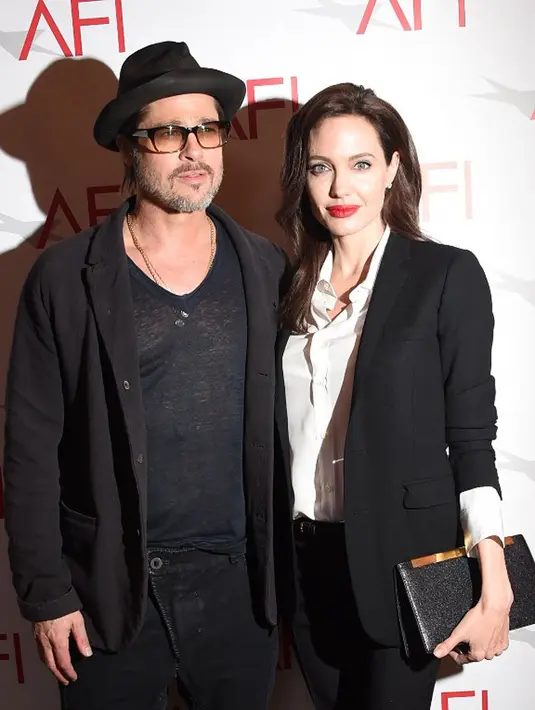 Selain itu sumber juga mengatakan, saat ini Jolie tengah frustasi , bingung dan merasa kesal dengan sikap Pitt yang terlalu cepat kembali ke Jennifer setelah mereka bercerai. (AFP/Bintang.com)